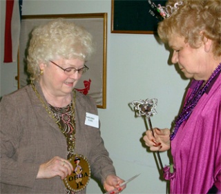 Diva Etta “Babe” Melhart is sworn in as the new president of the Old Bags of Arlington