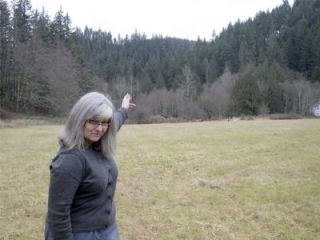 Kathy Firnstahl points to where she saw an unidentified flying object