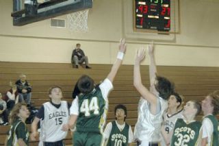 Dan Boyden goes up in traffic in Arlingtons 68-40 Wesco Youth League win over the Shorecrest Scots.