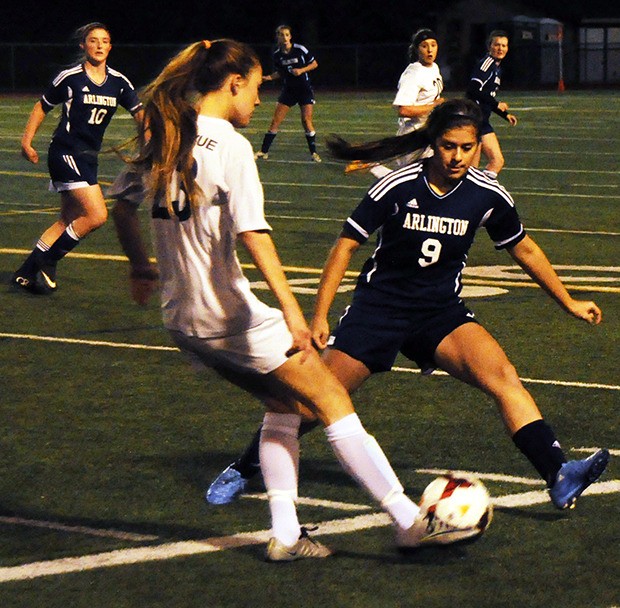 Arlington's Kali Knepper tries to block a Bellevue players pass.