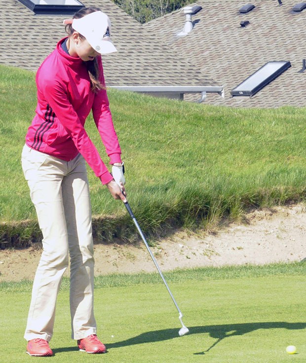 An Arlington golfer putts.