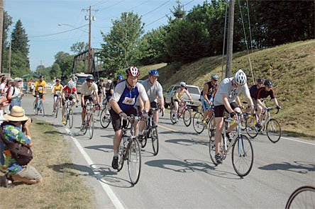 The bicyclists take off en masse from Haller Park