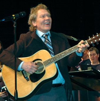 Lyle Forde takes the stage during his retirement concert at the Arlington High School auditorium