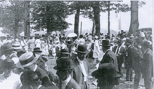 The Stillaguamish Valley Pioneer Association's annual picnic in 1914 drew an estimated 800 attendees.