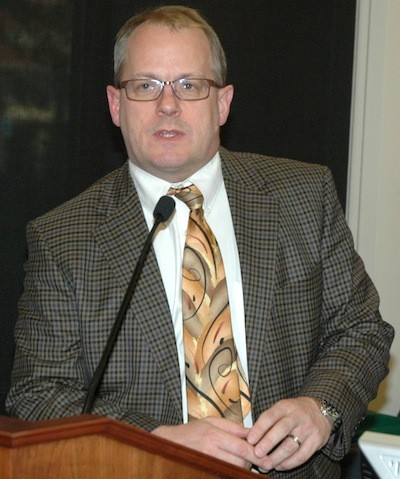City attorney Steve Peiffle addresses the Arlington City Council April 6.