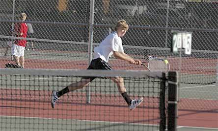 Arlington singles player Marty Thordarson runs down and returns a volley.