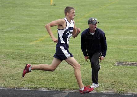 Arlington runner Andrew Bosket pushes through the final 100 meters to the finish line.