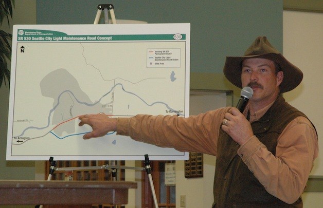 Area resident Dave McGlothern proposes an alternate route for traffic to Snohomish County and WSDOT officials during the April 16 Oso mudslide community meeting.