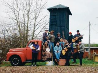 South End String Band musicians are Wende Hilyard on mountain dulcimer and vocals; Monika Denasha on guitar