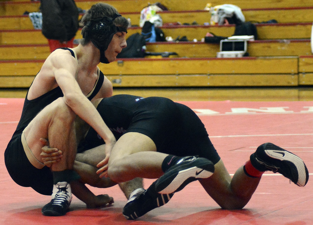 Marysville Getchell defeats Lakewood in Charger Duals tournament (slide show)