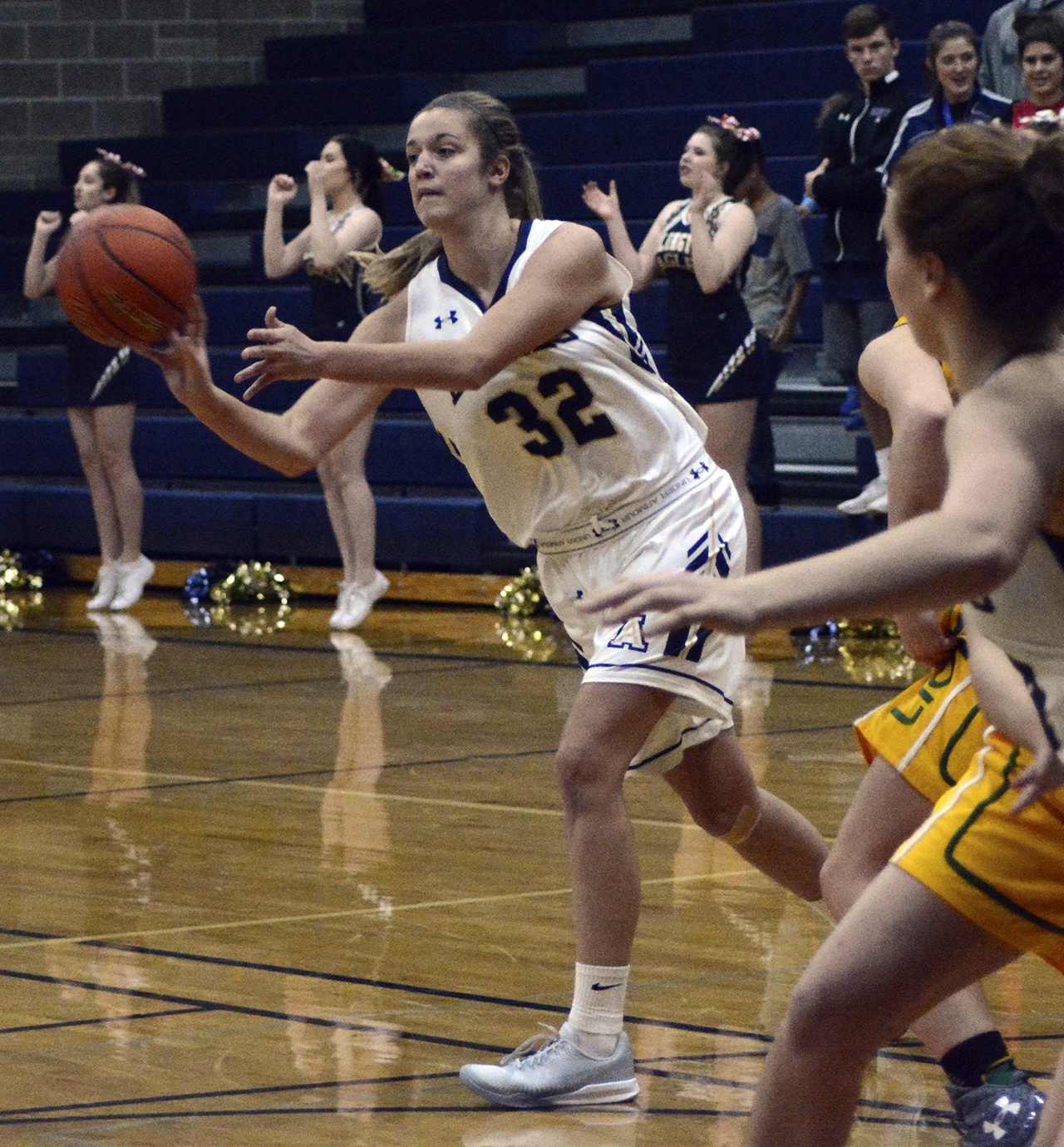 Arlington’s Tahlia Miears passes the ball.                                Brandon Adam/Staff Photo