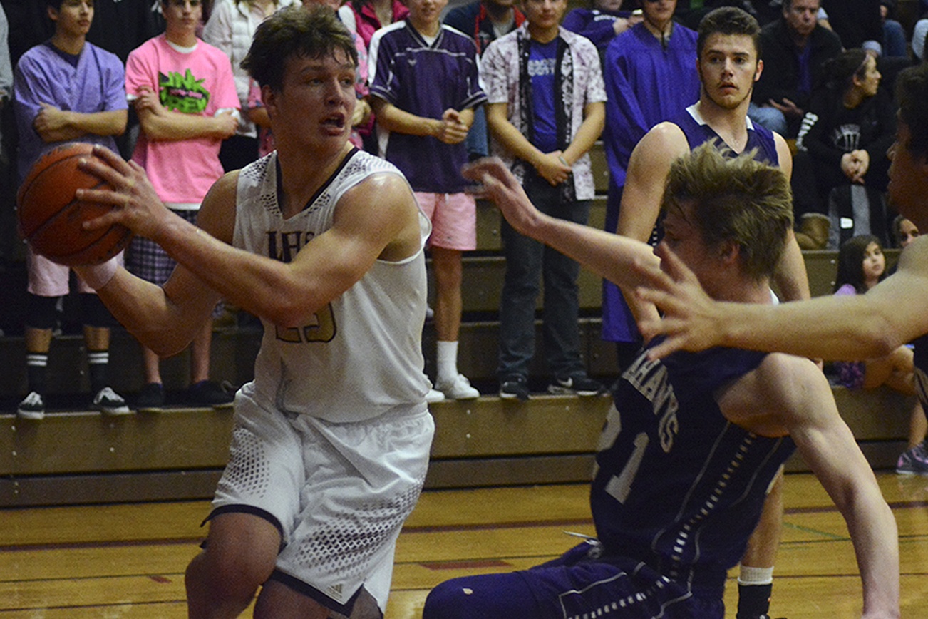 Lakewood falls to No. 1 Anacortes in basketball