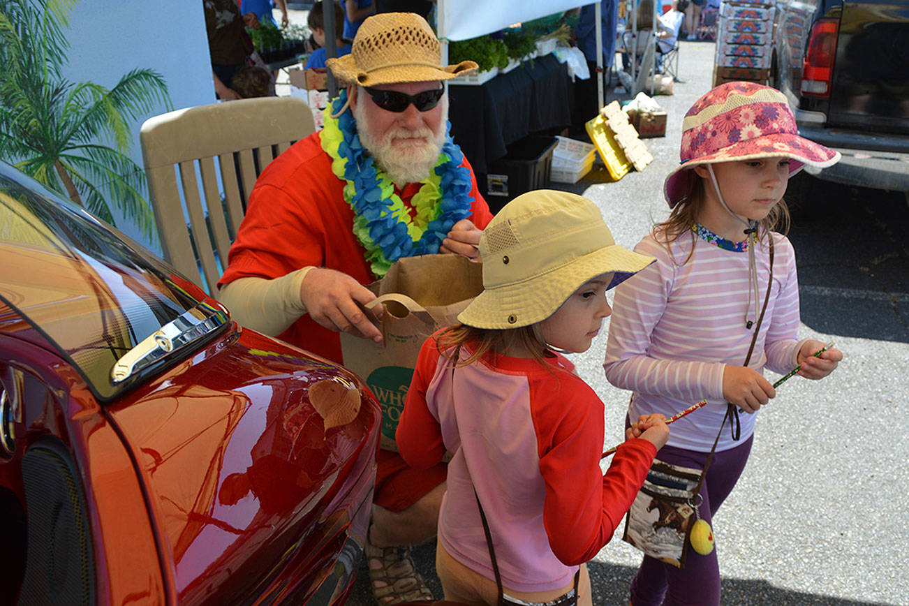 Santa brings ‘hoe, hoe, hoe’ to Marysville Farmers Market