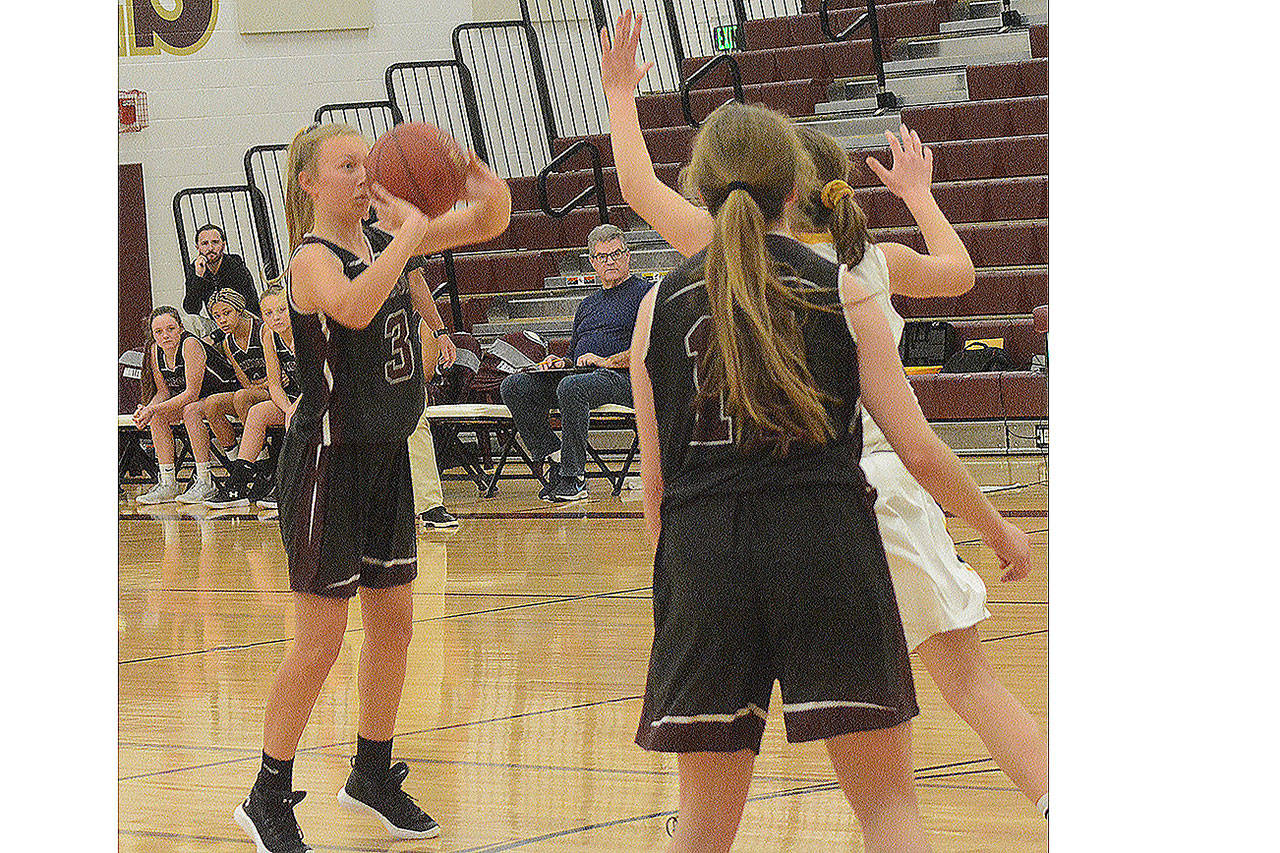 Lakewood boys split games in Yakima, girls host tourney (slide show)