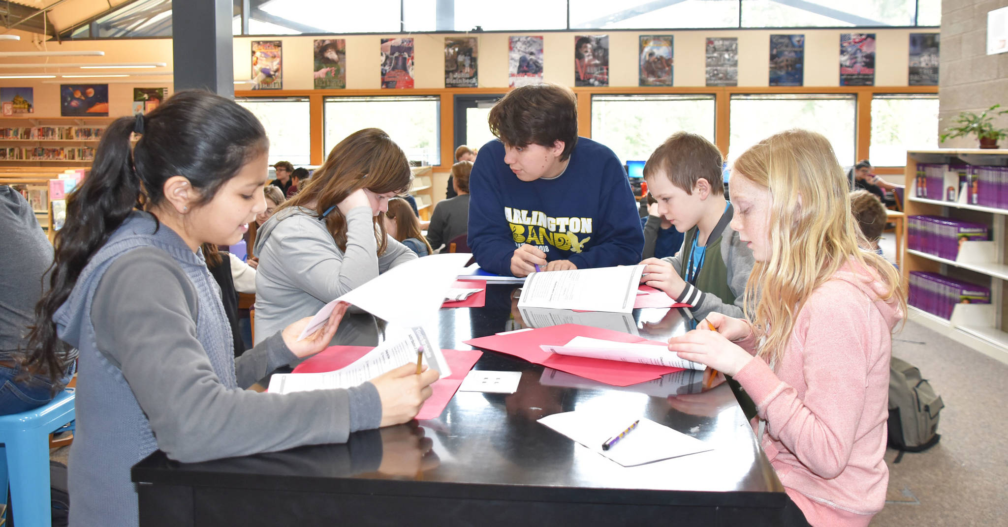 High schoolers help middle schoolers with math in Arlington