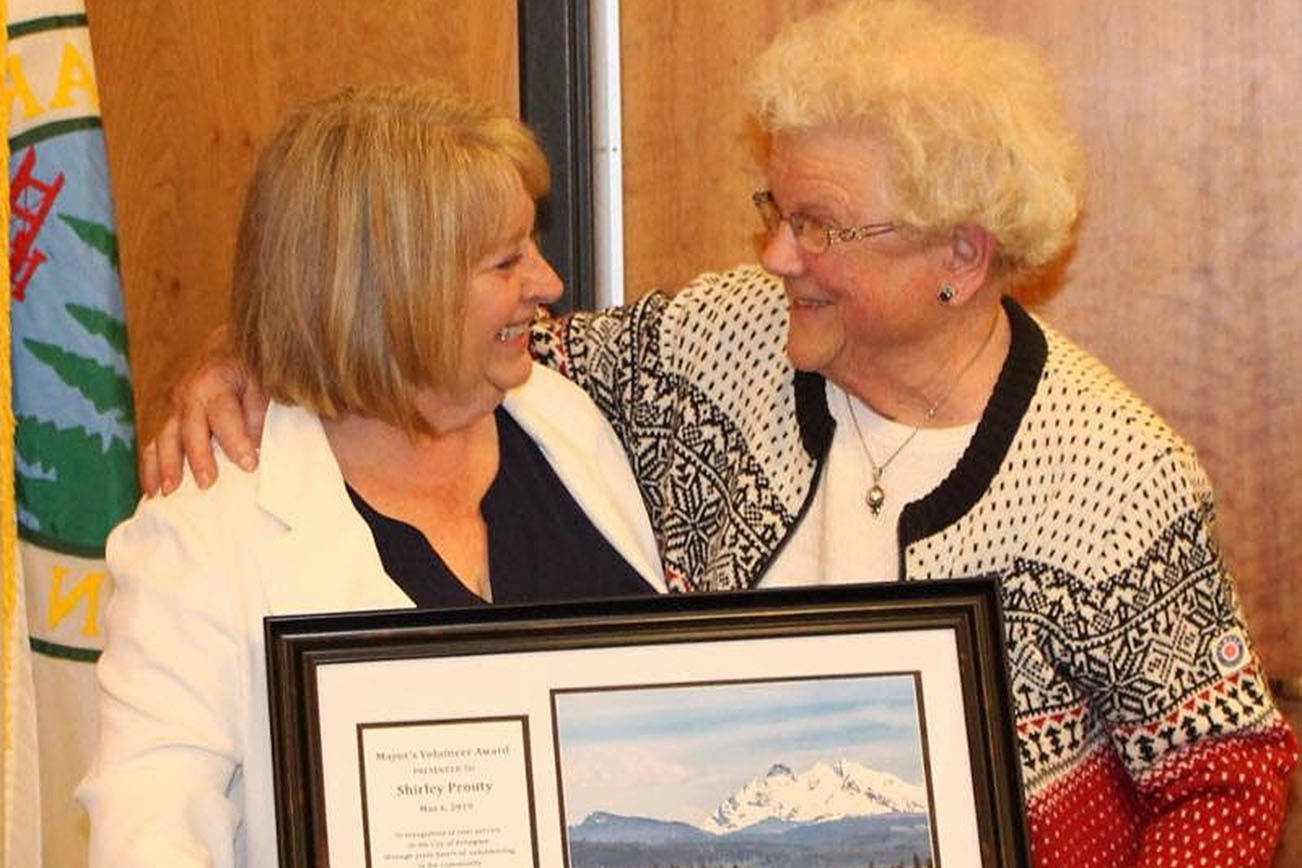 Mayor honors pioneer association chronicler with volunteer award
