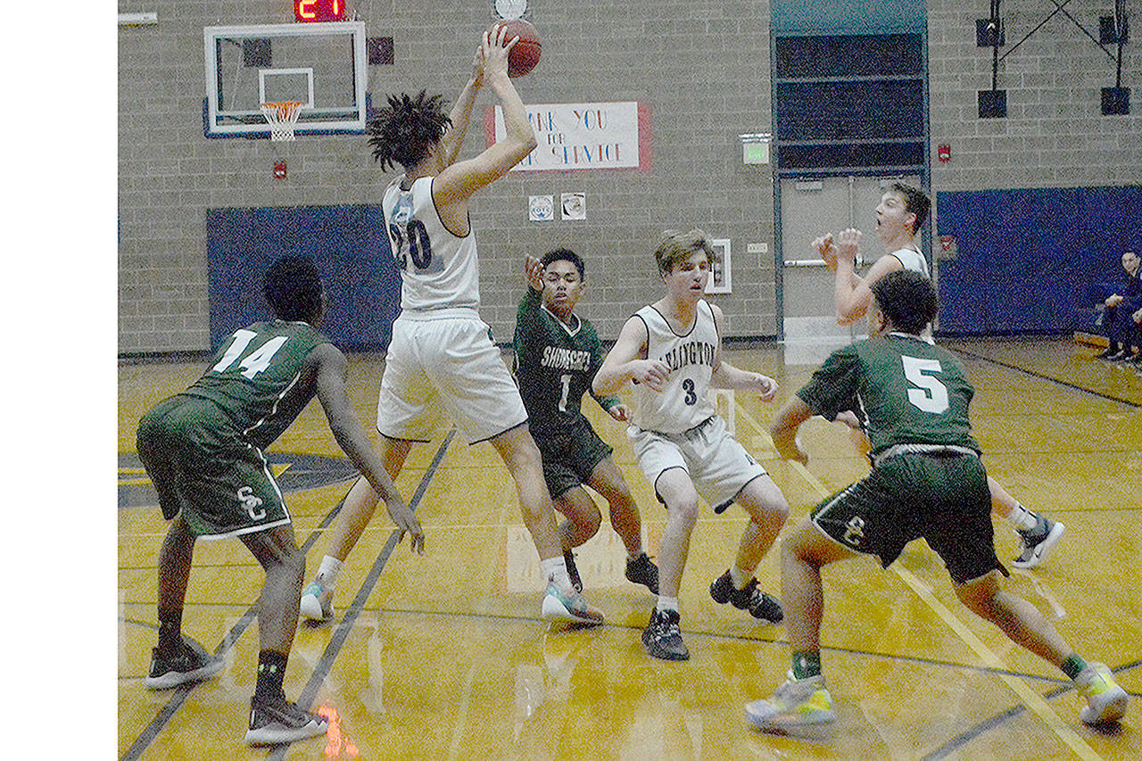 Gavin Hawthorne (3) breaks around Will Abram (20) at the high post trying to get open. (Steve Powell/Staff Photos)
