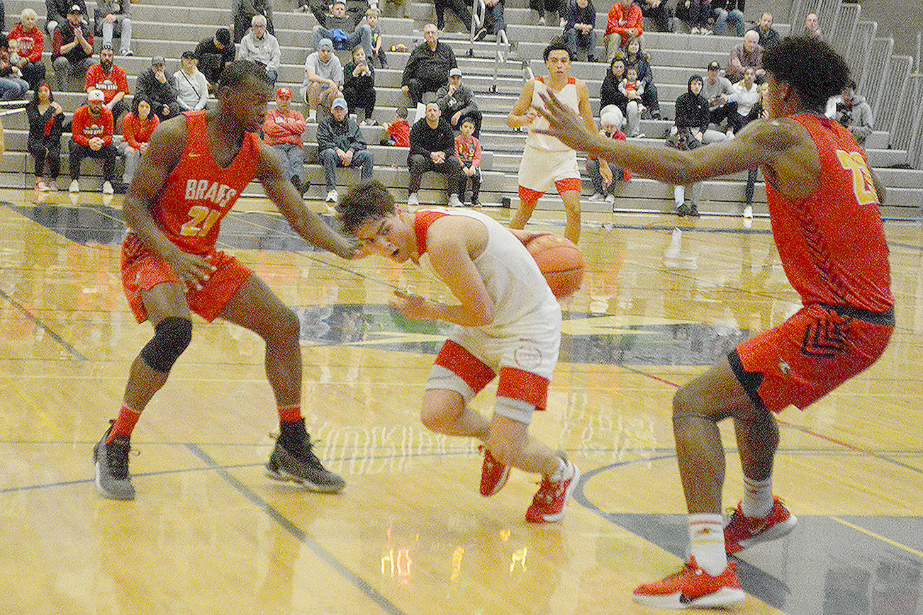 Brady Phelps makes a behind-the-back pass. (Steve Powell/Staff Photos)