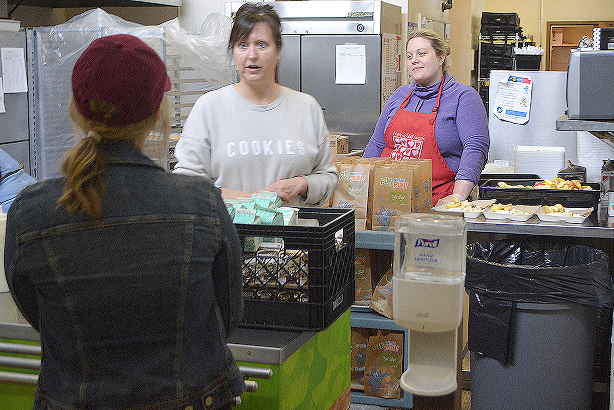 Liberty Elementary School kitchen manager Angie Blankenship explains the meal process to a student’s mom Tuesday. (Steve Powell/Staff Photo)